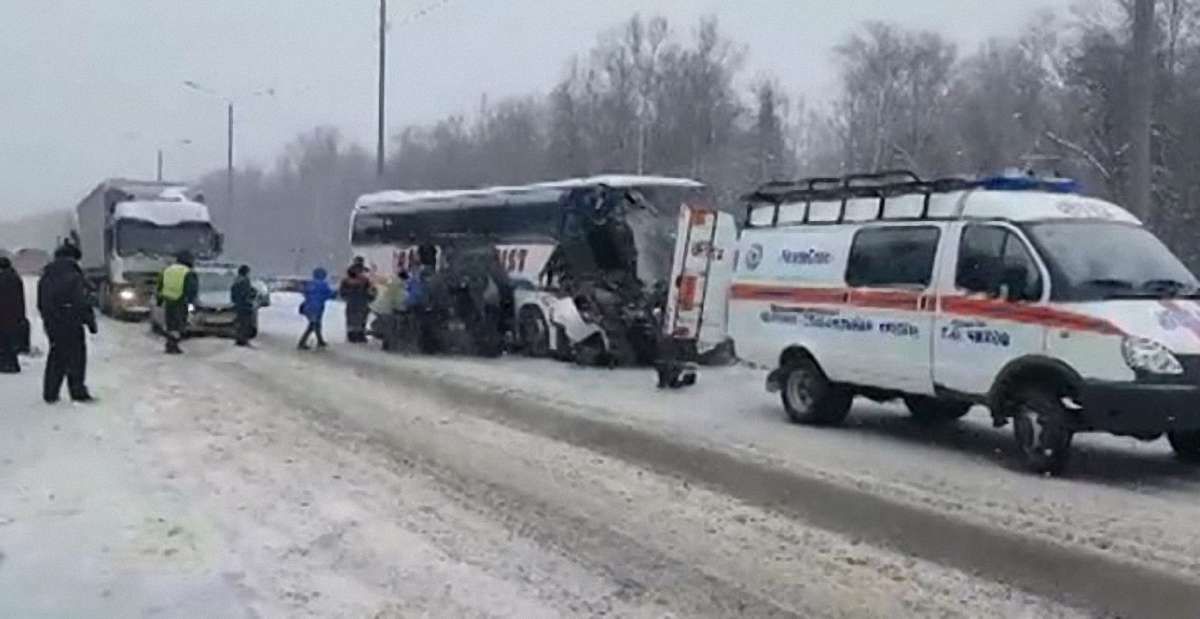 В аварії автобуса і снігоприбиральної машини під Москвою загинув українець