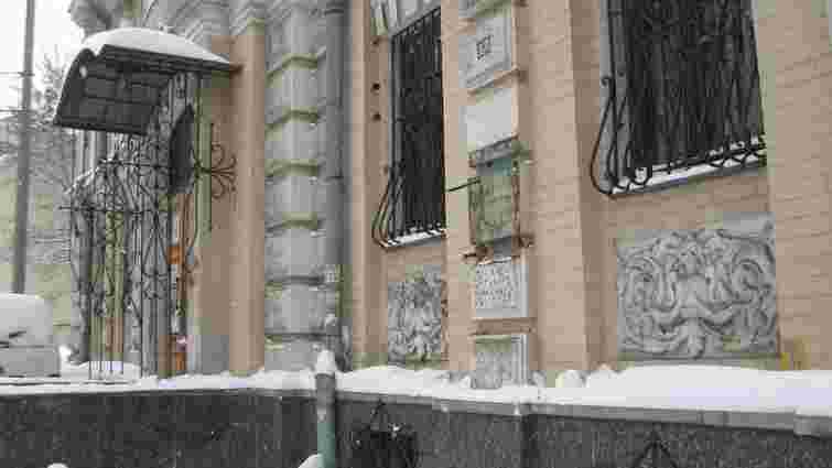 У Києві з фасаду музею Лесі Українки вкрали бронзовий бюст поетеси