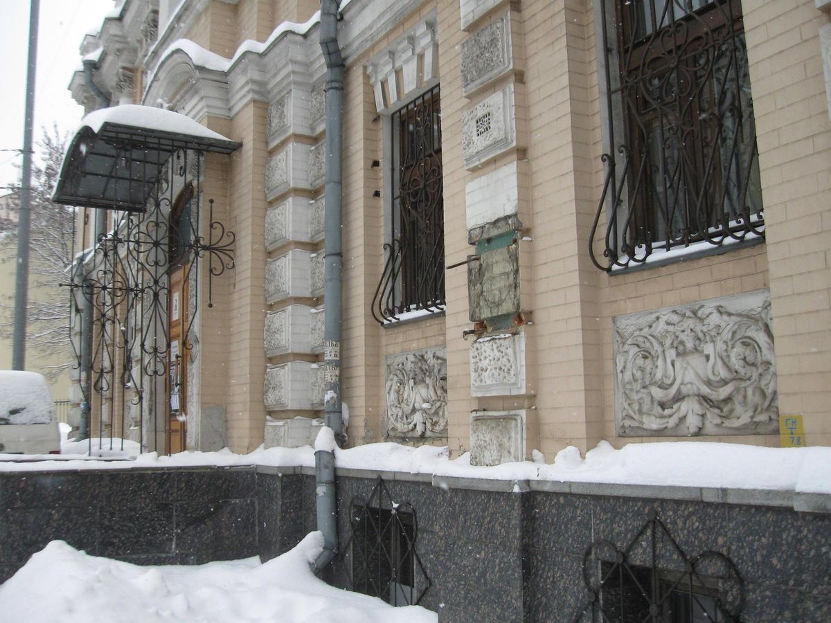 У Києві з фасаду музею Лесі Українки вкрали бронзовий бюст поетеси