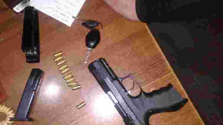 На Львівщині поліція затримала відвідувача нічного клубу з пістолетом, шаблею та сокирою