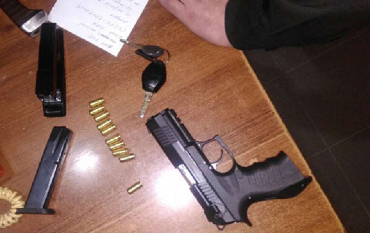 На Львівщині поліція затримала відвідувача нічного клубу з пістолетом, шаблею та сокирою