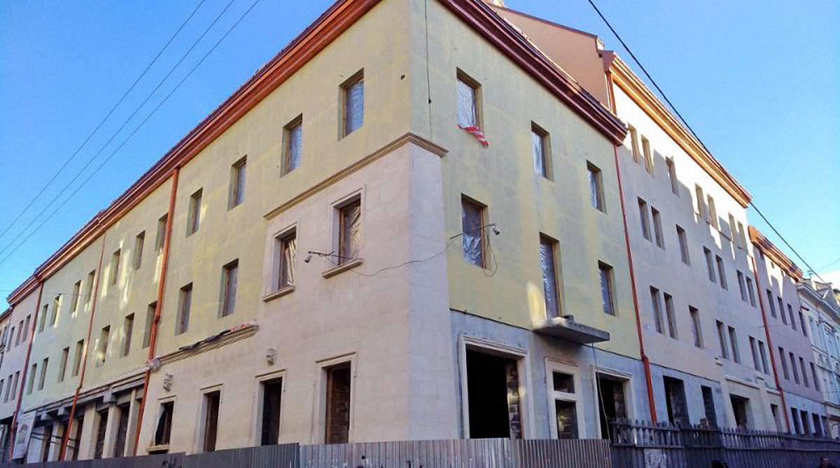 На будівництві готелю в центрі Львова з висоти впав нетверезий 63-річний робітник
