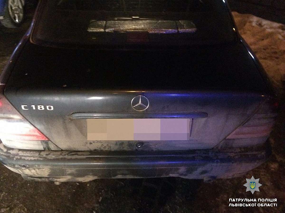 У Львові зупинили двох водіїв під наркотиками і без прав