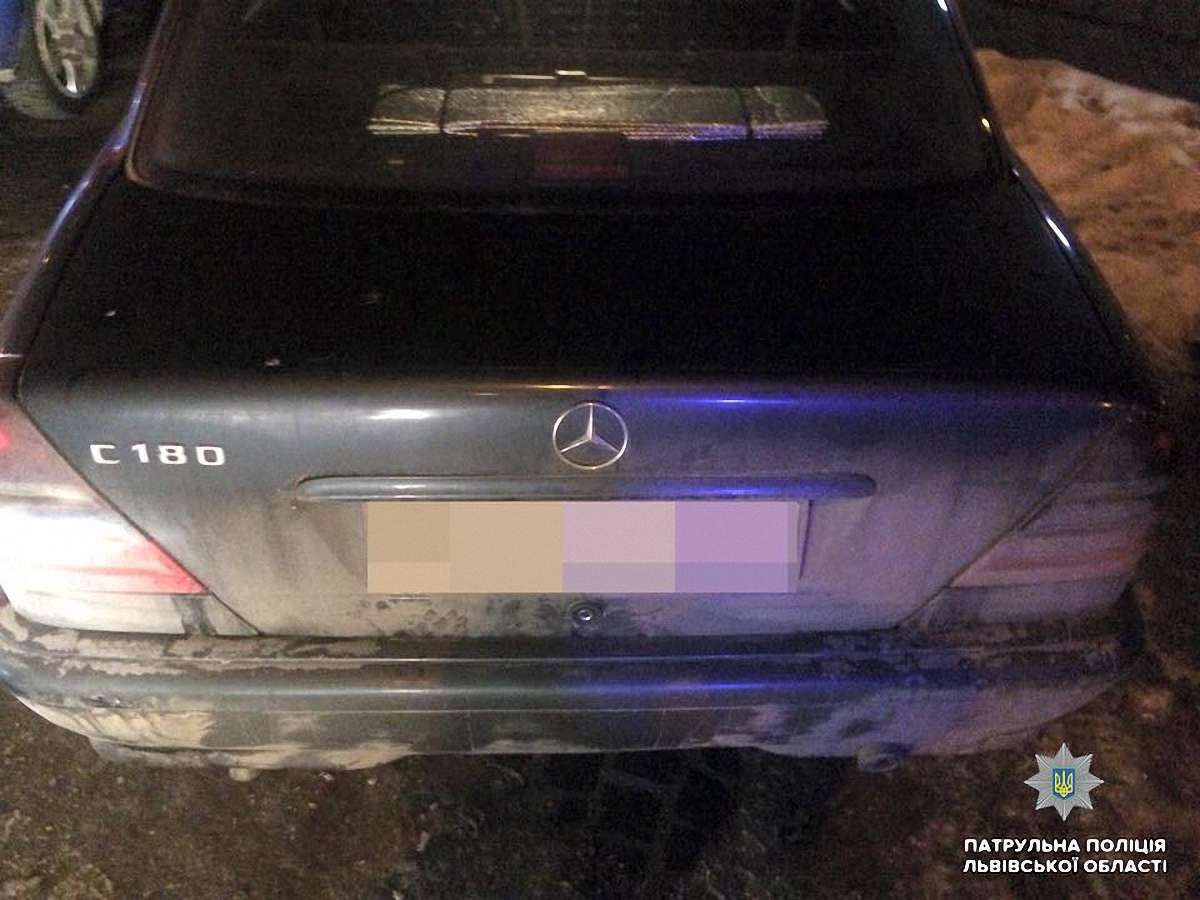 У Львові у нетверезого водія вилучили автомобіль через підроблені документи