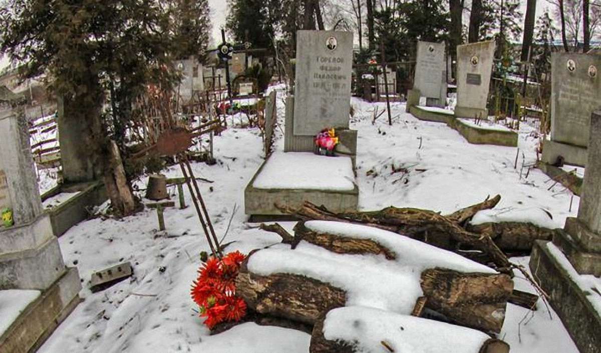У Городку поліція затримала вандалів, які в пошуках брухту нищили цвинтарні пам’ятники