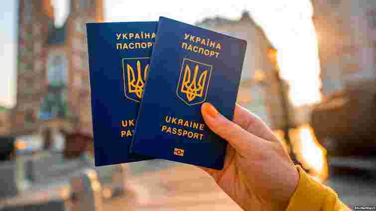Від початку року у львівських ЦНАПах замовили 10 тисяч паспортів 