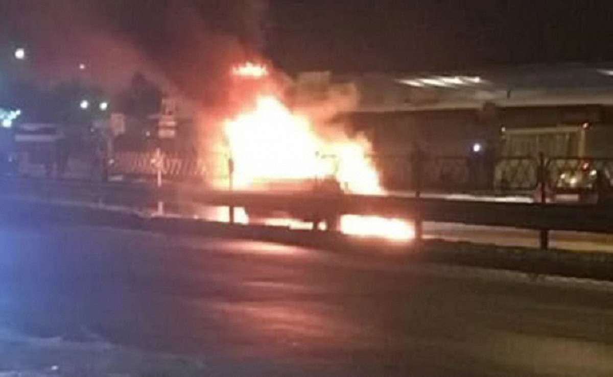У Києві поблизу метро підірвали легковий автомобіль