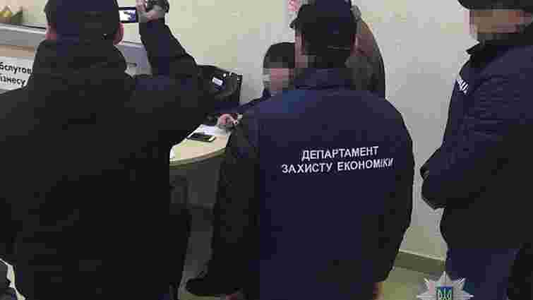 В Ужгороді затримали чиновницю, яка продавала місця на цвинтарі за ₴50 тис.