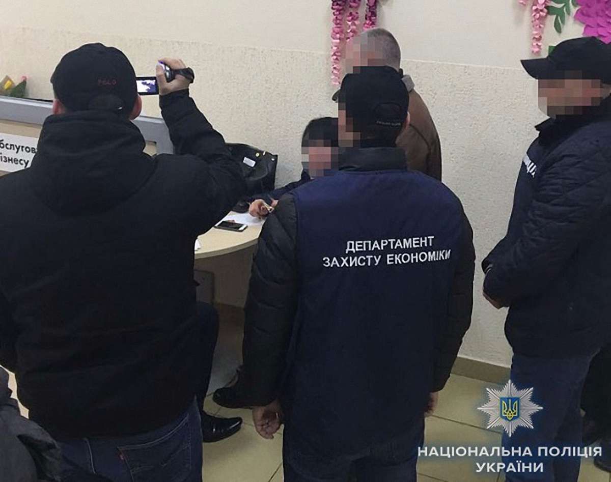 В Ужгороді затримали чиновницю, яка продавала місця на цвинтарі за ₴50 тис.