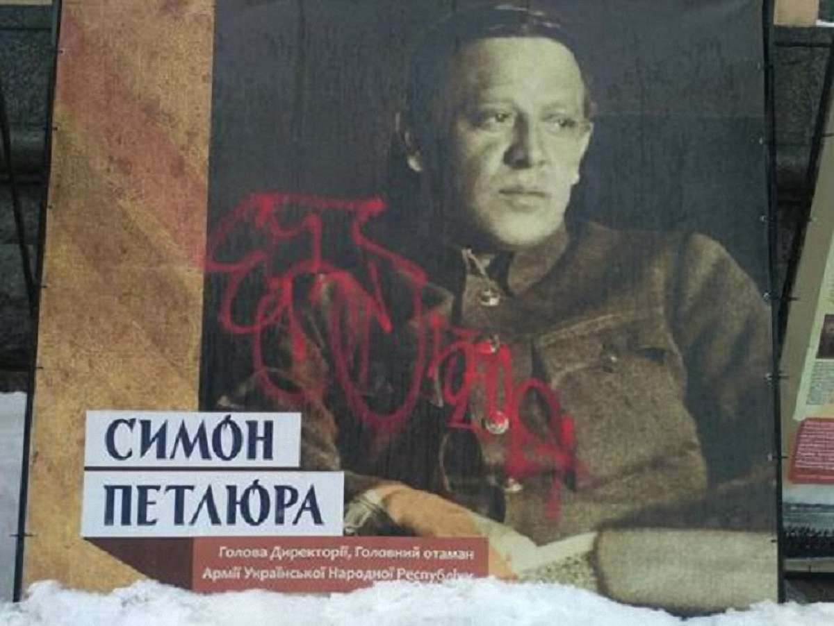 У центрі Києва вандали сплюндрували виставку «Українська революція»