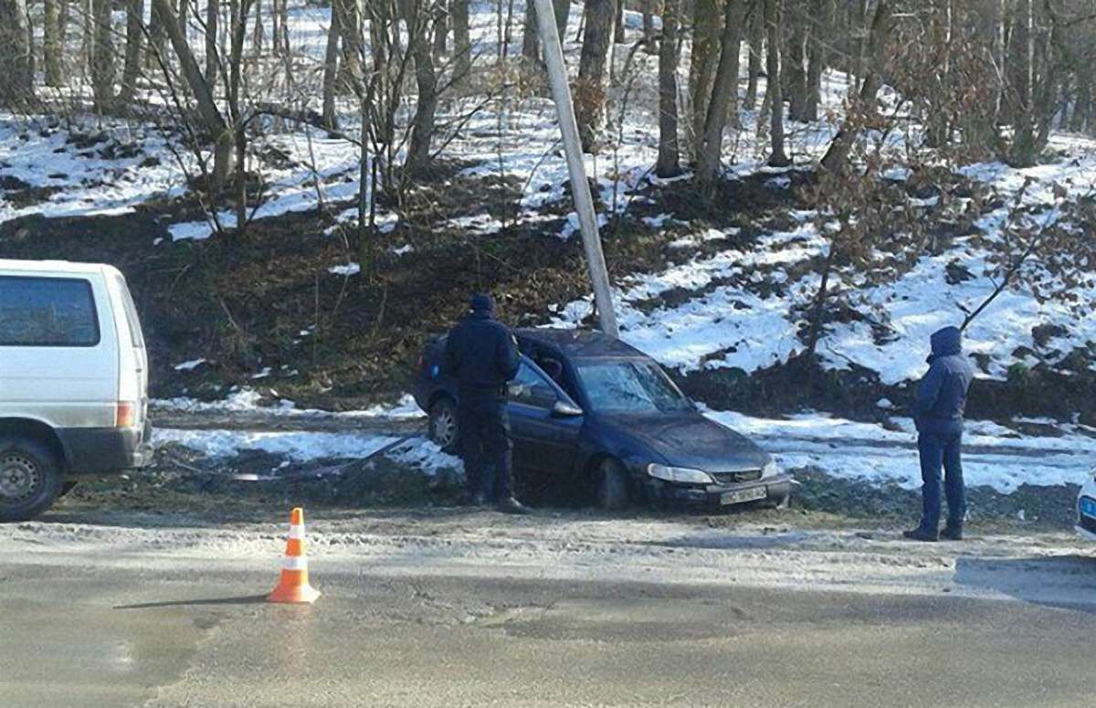 У Львові внаслідок ДТП на автомобіль впала електроопора