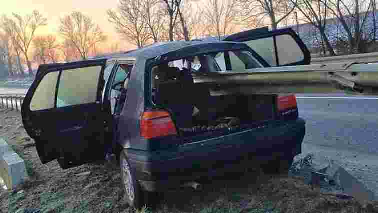 На Жовківщині автомобіль врізався у відбійник, пасажир загинув