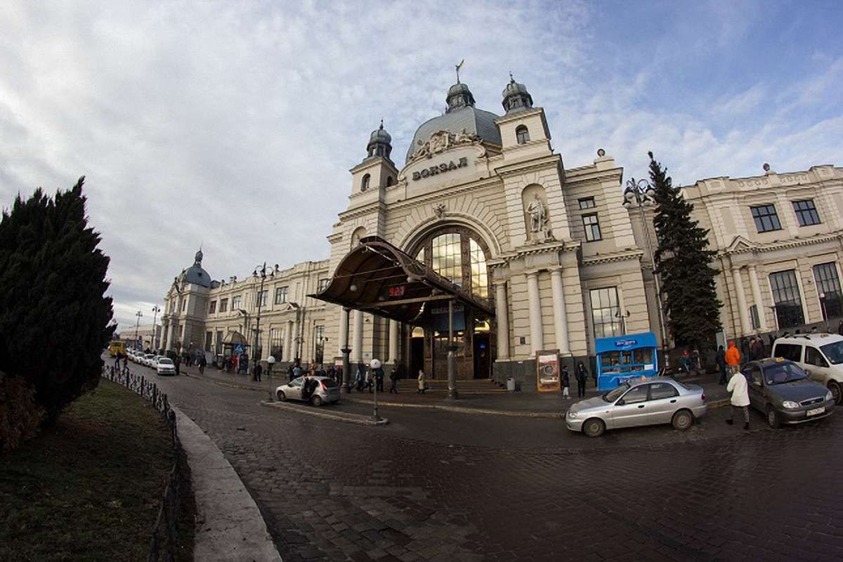 Через повідомлення про замінування з львівського вокзалу евакуювали людей