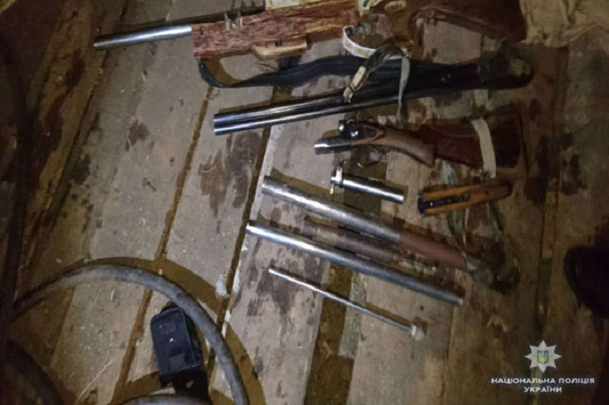 На Львівщині поліцейські знайшли незаконну зброю у будинку пенсіонера