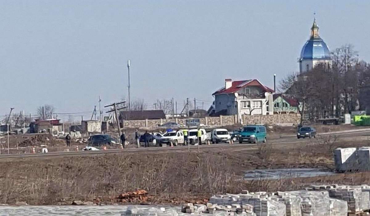 На Львівщині колесо вантажівки вилетіло на зупинку громадського транспорту, загинула жінка