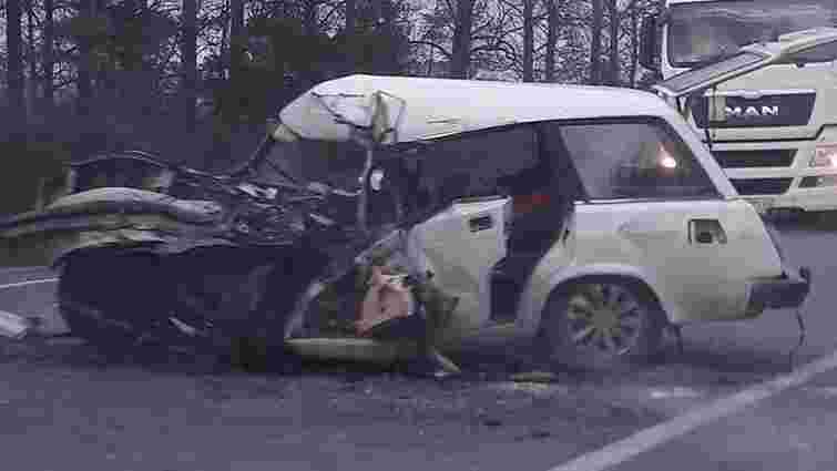Внаслідок зіткнення з рейсовим автобусом під Львовом загинув водій автомобіля ВАЗ