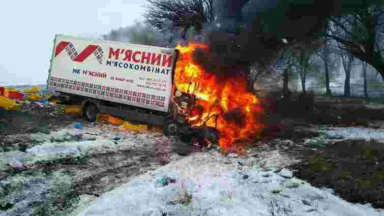 На Дніпропетровщині вантажівка влетіла у ВАЗ і загорілася, три людини загинули