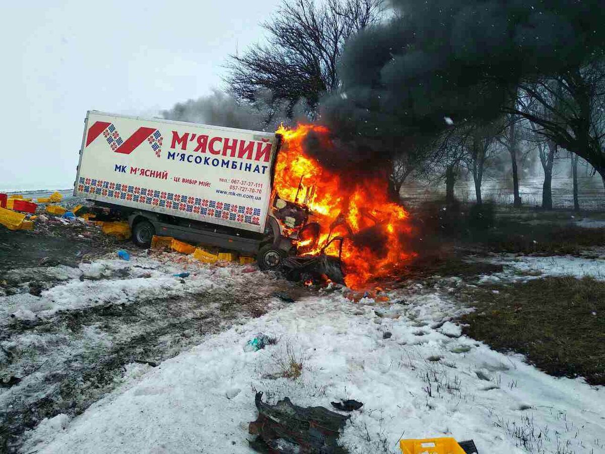 На Дніпропетровщині вантажівка влетіла у ВАЗ і загорілася, три людини загинули