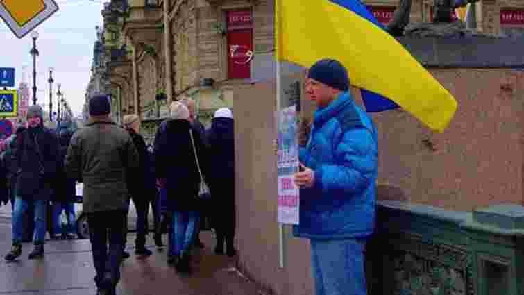 У Петербурзі на активіста з українським прапором напали з ножем 