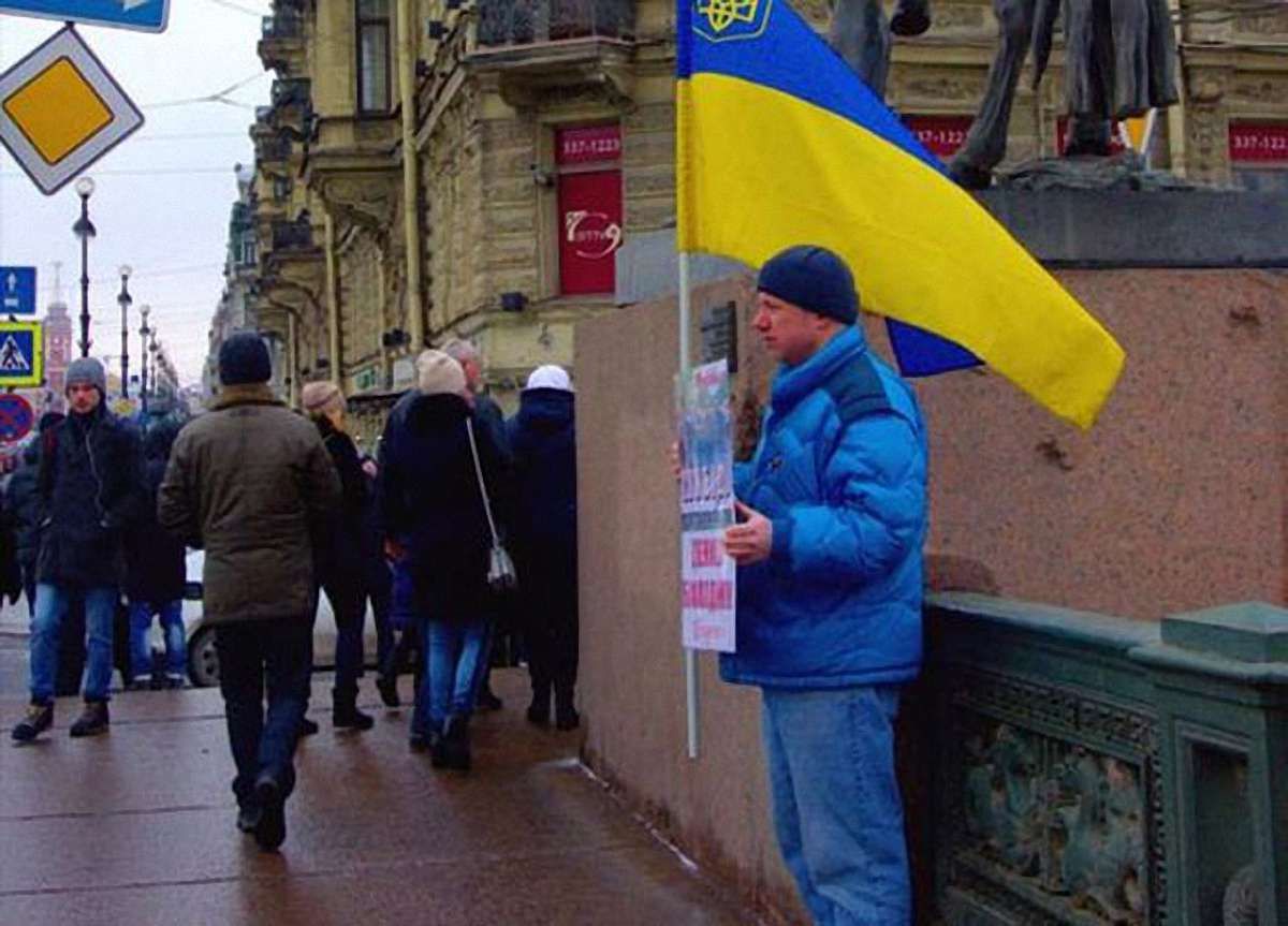 У Петербурзі на активіста з українським прапором напали з ножем 