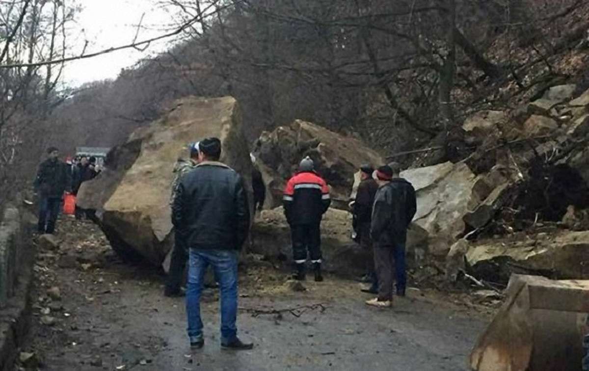 На Закарпатті обвал скелі перекрив дорогу до гірського села