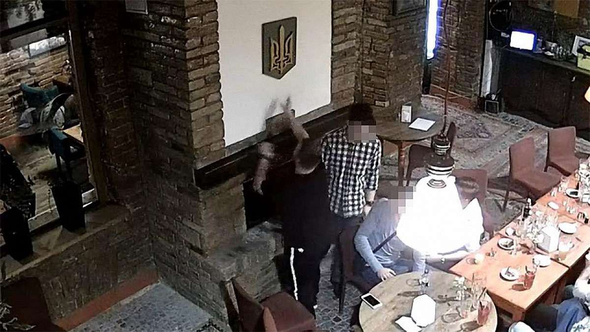 19-річний громадянин Польщі публічно спалив Герб України у Тернополі
