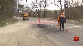 До в’їзду у Брюховичі комунальники проводять поточний ремонт дороги