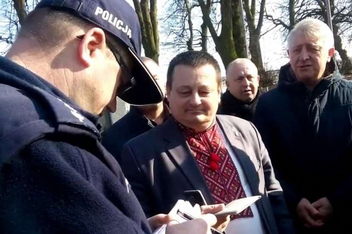 Через привітання «Слава Україні» під час поминальних заходів у Польщі викликали поліцію
