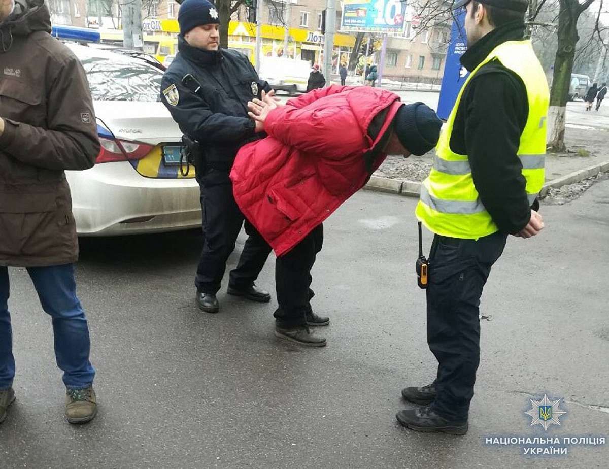 У Києві чоловік з іграшковою бомбою намагався захопити акціонерне товариство