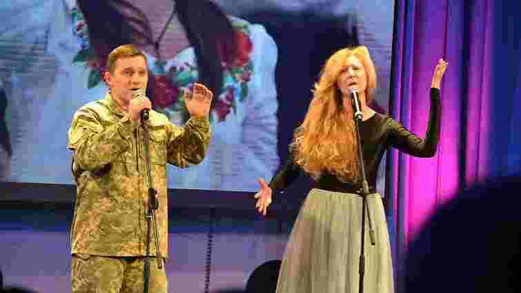 Воїн АТО та актор фільму «Кіборги» заспівав у дуеті із сестрами Тельнюк