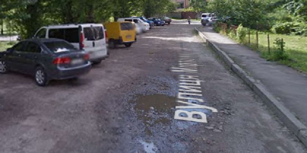 У Львові мешканці вулиці власним коштом ремонтуватимуть дорогу  