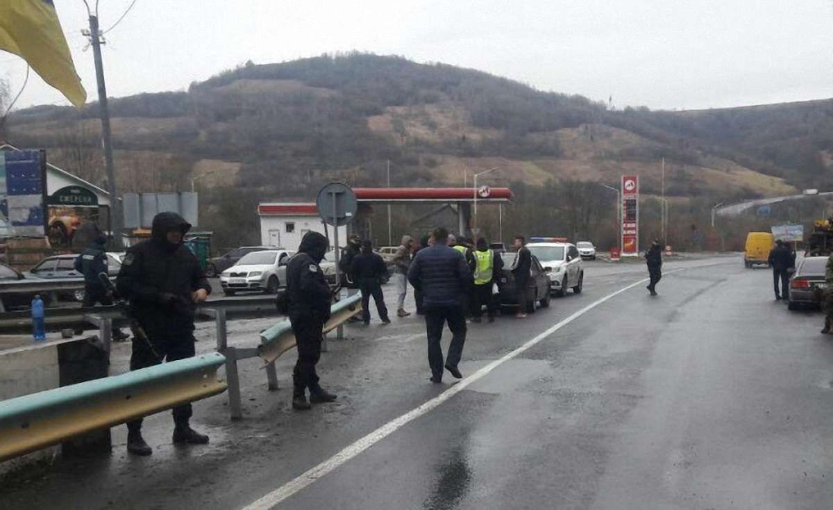 На межі Закарпаття і Львівщини затримали молодиків з ножами та битами