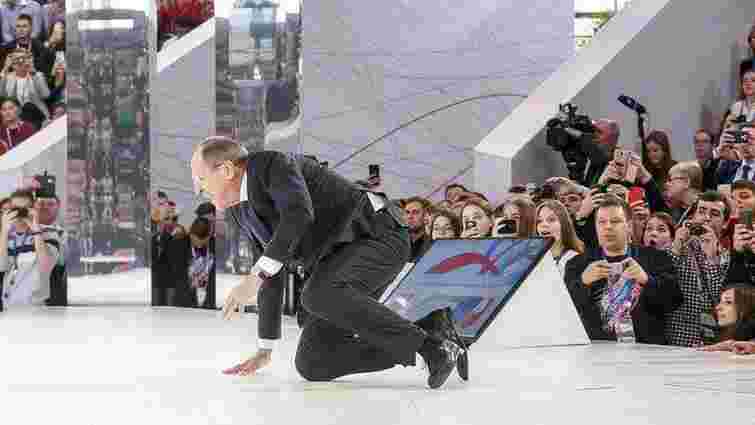 Російський міністр Сергій Лавров упав на сцені форуму «Росія – країна можливостей»
