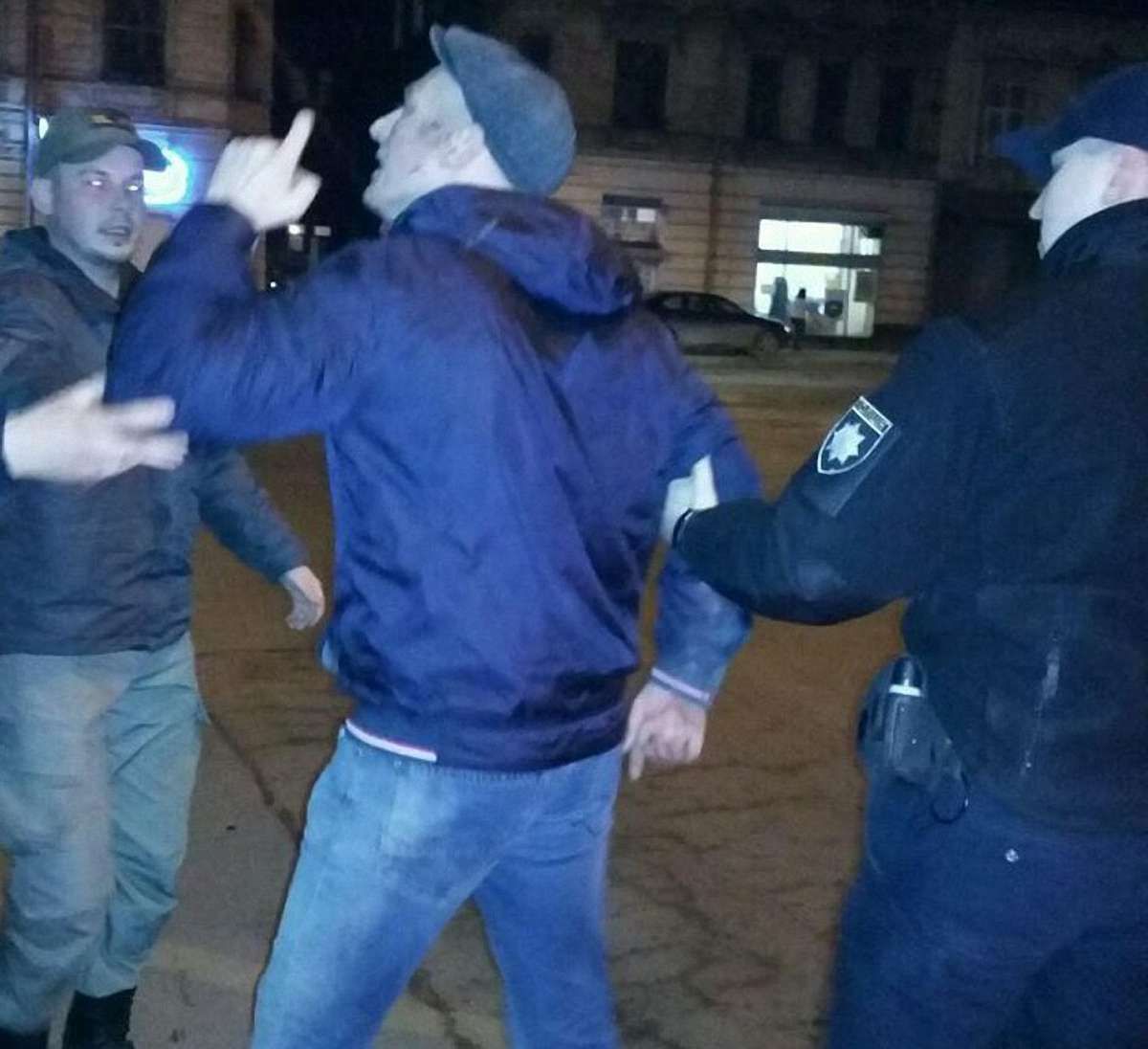 Муніципальна варта затримала у Львові хулігана, який погрожував перехожим