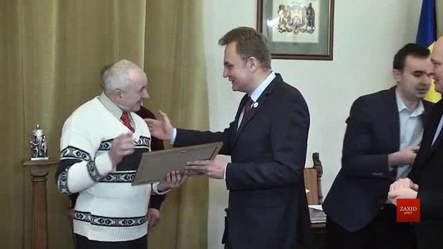 Садовий подарував найкращому двірнику Львова подорож у Європу