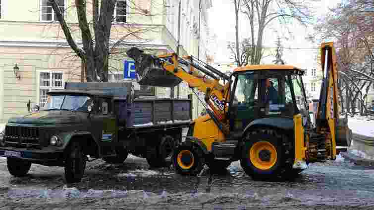 У суботу вранці на вулицях Львова працювали 35 одиниць снігоприбиральної техніки