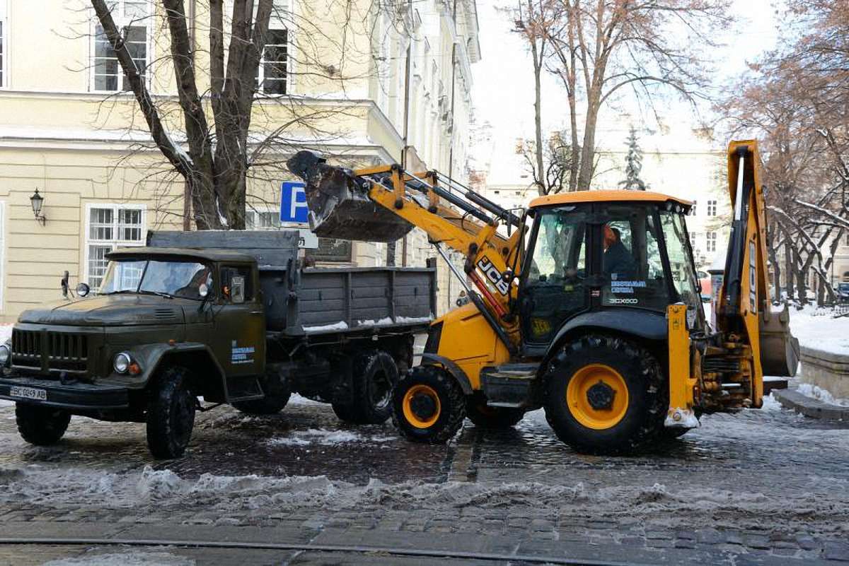 У суботу вранці на вулицях Львова працювали 35 одиниць снігоприбиральної техніки