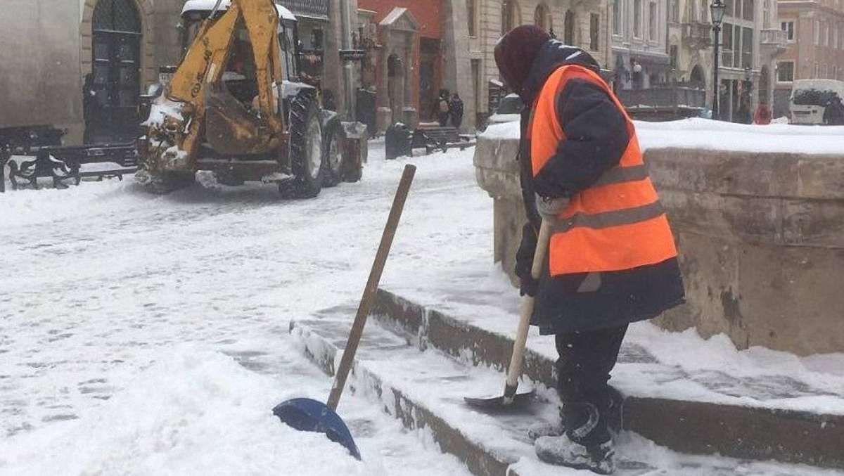 Через негоду львівські комунальники працюватимуть увесь день