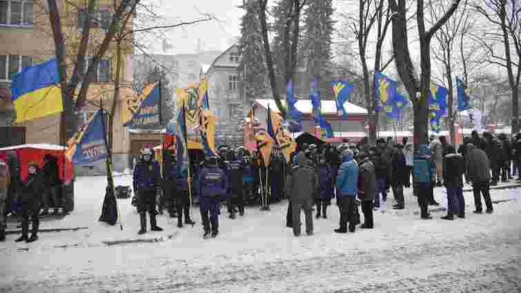 Біля генконсульства Росії у Львові зібрались близько 30 активістів націоналістичних організацій