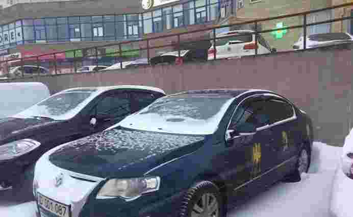 У Києві, Харкові та Львові автомобілі російських дипломатів розмалювали тризубами