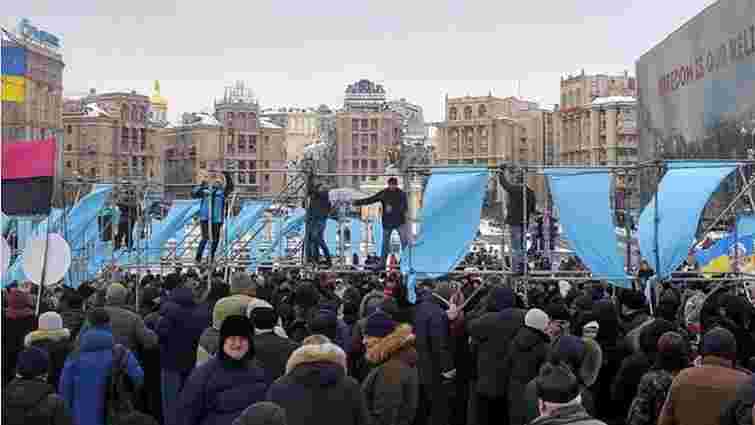 У центрі Києва учасники акції «Руху нових сил» розібрали конструкції з інсталяціями про Крим