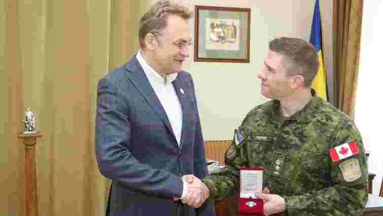 Мер Львова нагородив канадського підполковника Орденом св. Юрія