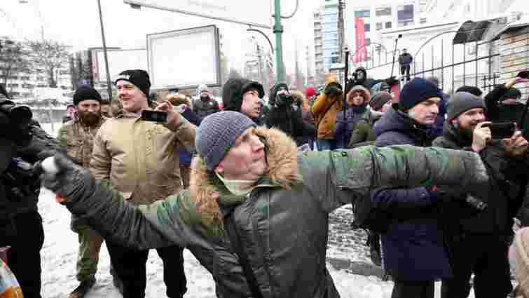 Протестувальники закидали посольство РФ у Києві яйцями та зеленкою