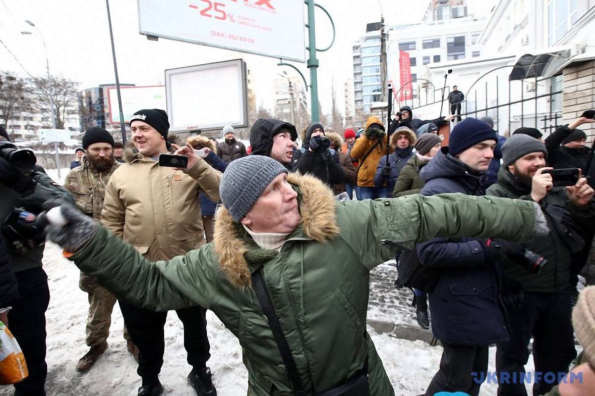 Протестувальники закидали посольство РФ у Києві яйцями та зеленкою