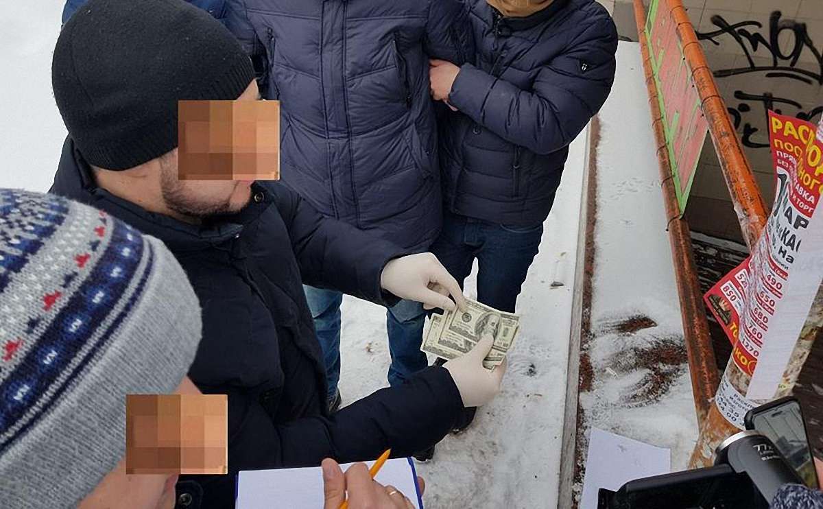 У Борисполі на хабарі затримали головних інспекторів митниці