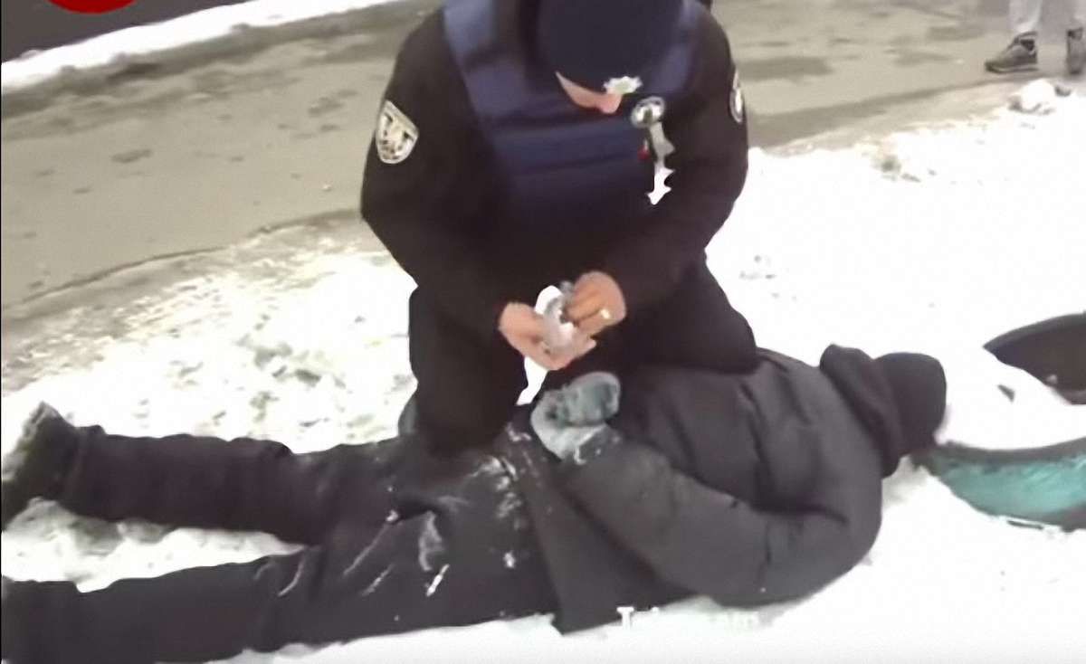 У Києві чоловік бив жінку молотком по голові, щоб вкрасти сумку