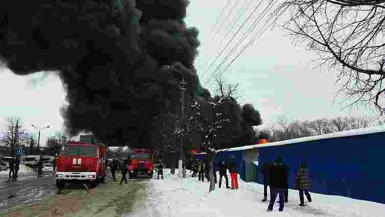 Рятувальники загасили пожежу на ринку в Чернівцях, троє людей постраждали