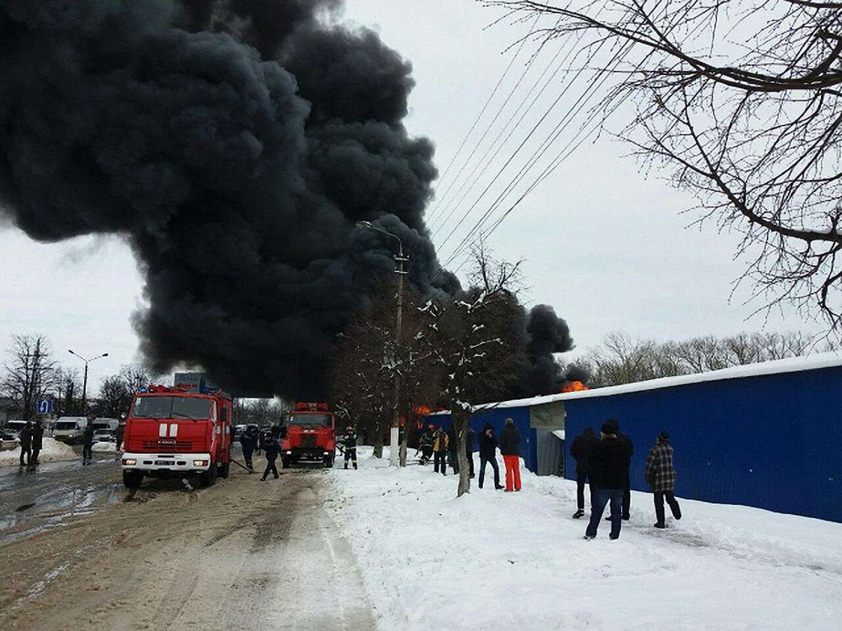 Рятувальники загасили пожежу на ринку в Чернівцях, троє людей постраждали