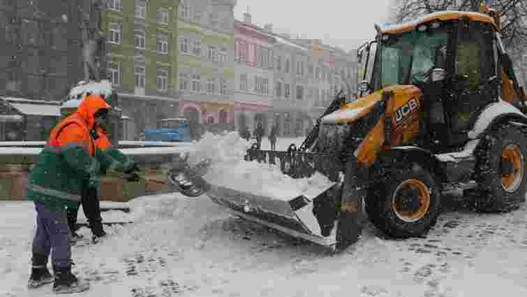 Вночі та вранці на вулицях Львова працювала 51 одиниця снігоприбиральної техніки