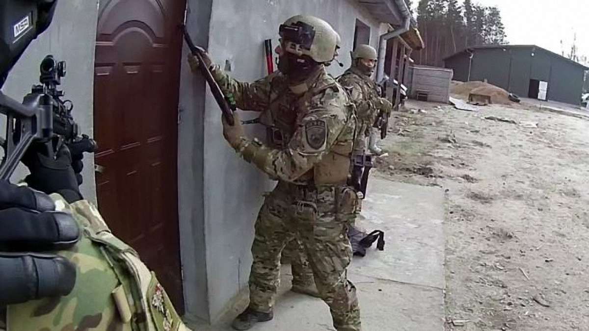 В Польщі затримали шістьох українців за збут сигарет в упаковках для китайських супів